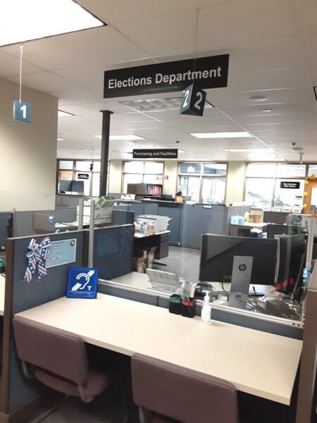 Elections service window with plexiglass, with a counter hearing loop.